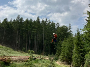 Na muže na Brněnsku spadl strom. Záchranáři k němu jeli traktorem