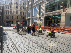 Brňany trápí rozkopaná pěší zóna. Dělníci vyměňují koleje a dlažbu, kterou zničila auta