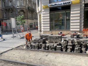 Brňany trápí rozkopaná pěší zóna. Dělníci vyměňují koleje a dlažbu, kterou zničila auta