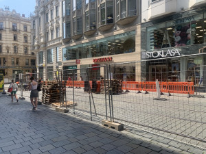 Brňany trápí rozkopaná pěší zóna. Dělníci vyměňují koleje a dlažbu, kterou zničila auta