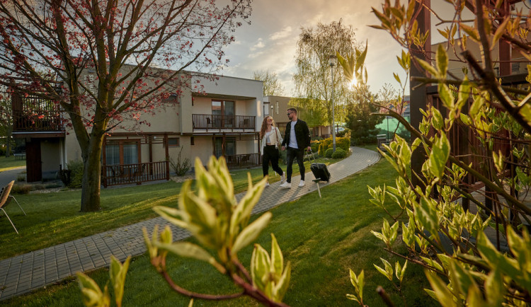 Aqualand Inn: Užijte si komfort v srdci malebné Pálavy Pěkně rozmazlovat vás tady budou už od rána, kdy vás z postele vytáhne vůně lahodné snídaně. Ta se každé ráno podává v hotelovém Lobby baru. A věřte, že nebudete vědět, co ochutnat jako první. Po vyda