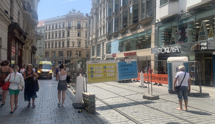 Brňany trápí rozkopaná pěší zóna. Dělníci vyměňují koleje a dlažbu, kterou zničila auta
