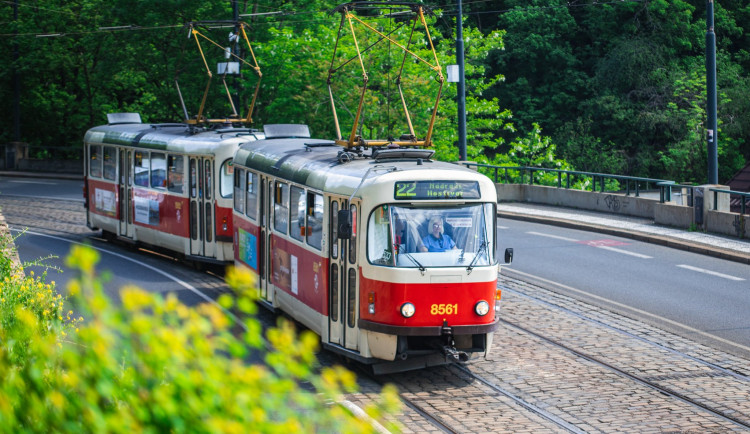 Do aquaparku to pojede častěji. Jak se mění hromadná doprava o prázdninách?