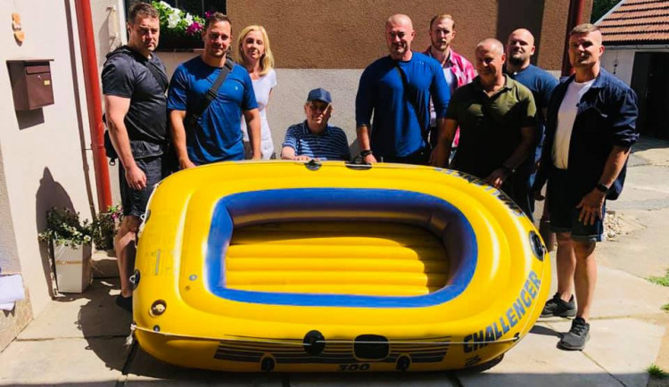 Zeman, jeho tým a člun