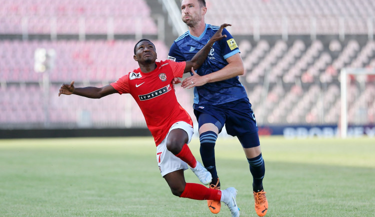 Záložník Musa Alli v souboji s obráncem Slovanu