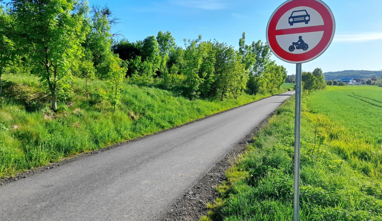 Vyškov štve, že mu po opravené cyklostezce jezdí auta. Koupíme zábranu, hlásí město