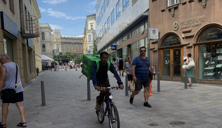 Brno nechce cyklisty v České ulici. Kolaři trasou i přes zákaz stále jezdí