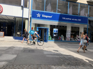 Brno nechce cyklisty v České ulici. Kolaři trasou i přes zákaz stále jezdí