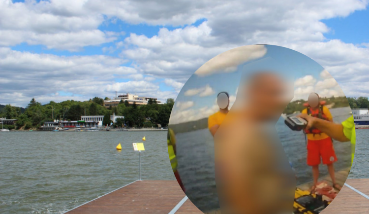 Muž v Brně skočil po deseti pivech do přehrady plné sinic. Neutopil se