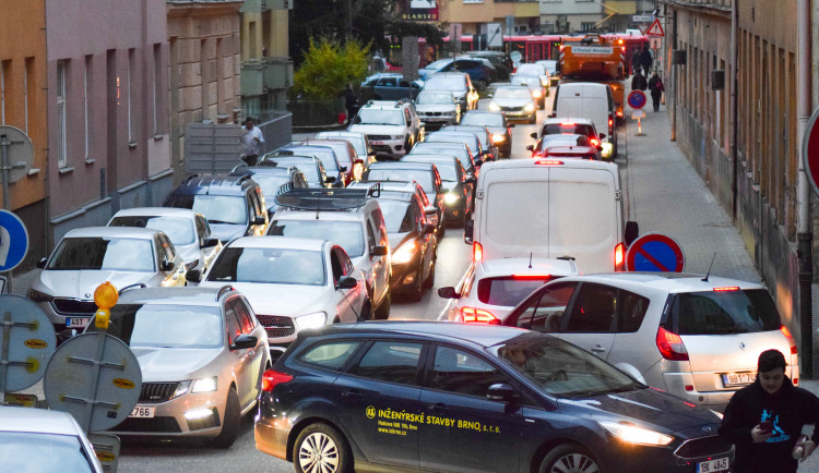 V Brně se počet registrovaných aut přehoupl přes dvě stě tisíc. Přibývá ale i cyklistů