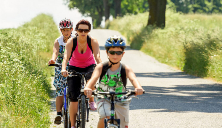 Ministerstvo zvažuje u pomalého předjíždění cyklistů zrušit povinný odstup