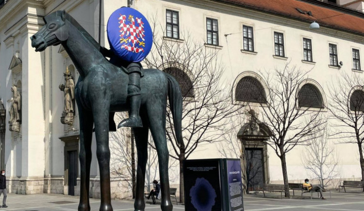 Socha brněnského Jošta se převlékla. Štít zdobí moravské orlice na počest věrozvěstů