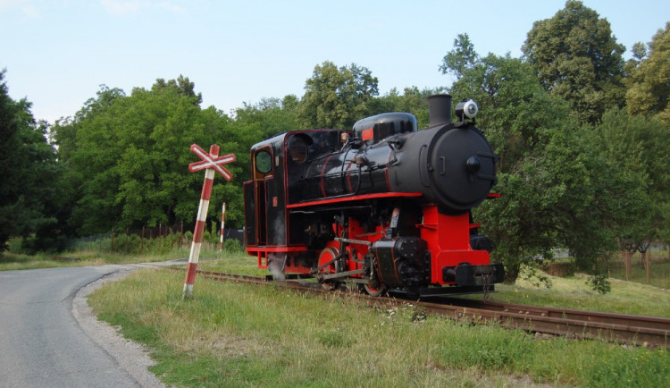 Na úzkorozchodnou trať na jižní Moravě vyjela historická parní lokomotiva