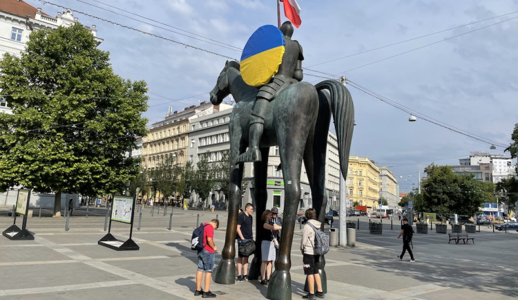 Brno vrátilo na sochu markraběte Jošta ukrajinskou vlajku. Strhneme ji, zuří kritici