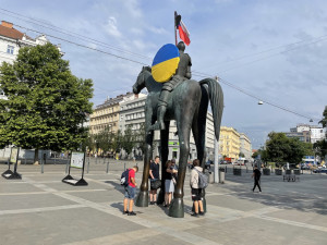 Brno vrátilo na sochu markraběte Jošta ukrajinskou vlajku. Strhneme ji, zuří kritici