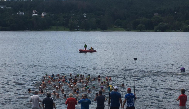 Do Brněnské přehrady naskáčou dálkoví plavci. Sinice závod nezkazí, tvrdí organizátoři