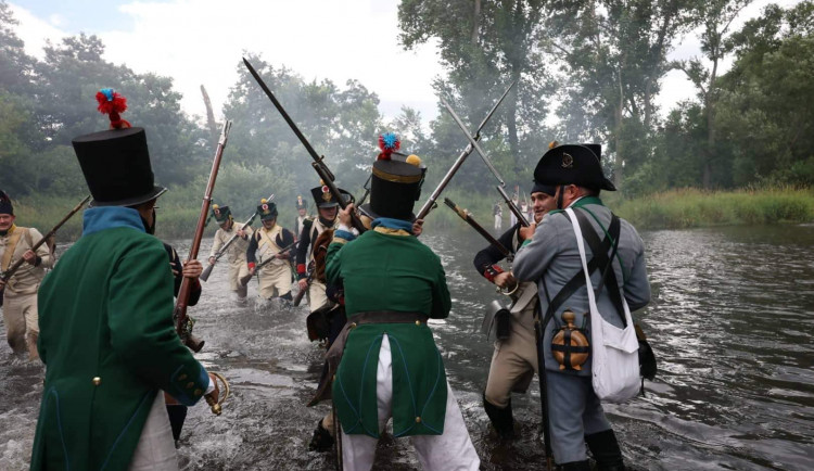 Znojmo ohromila rekonstrukce napoleonské bitvy. Vojáci bojovali ve vodě