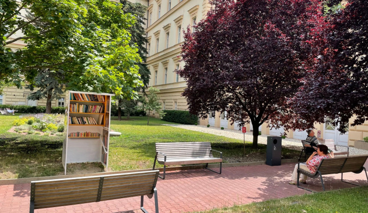 Pacienti z brněnské nemocnice se začtou u nových knihobudek