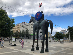 Dav aktivistů v Brně zaútočil na sochu Jošta. Strhl z něj ukrajinskou vlajku