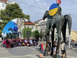 Strháváním ukrajinské vlajky posluhují aktivisté v Brně Putinovi, štve moravské hnutí
