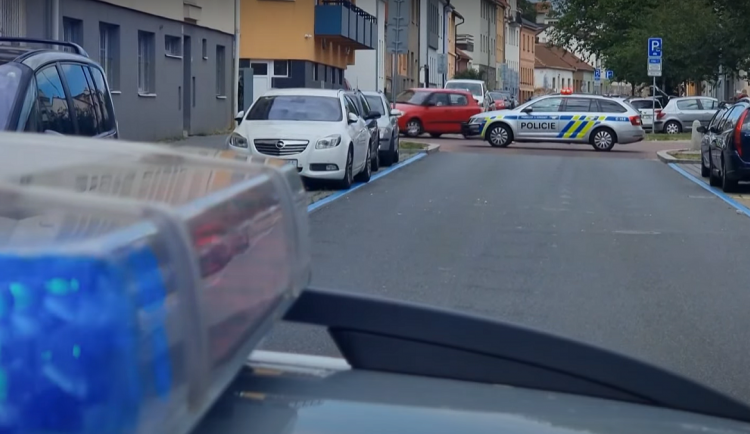 Cizinec v Brně vyhazoval věci z balkonu. Trefil auto, lahví minul chodkyni