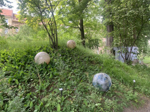 V brněnské botanické zahradě překvapí návštěvníky flekatý Mauglí i běloruský domeček