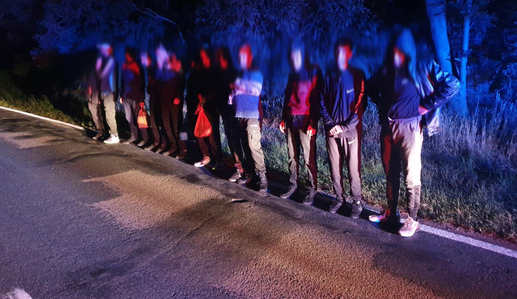 Jihomoravští policisté honili v kukuřici uprchlíky ze Sýrie. Do kraje jich přijíždí stále více