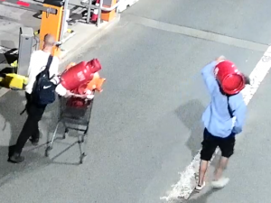 Zloději v Brně se zásobili plynem. Tlakové lahve si odvezli v nákupním vozíku