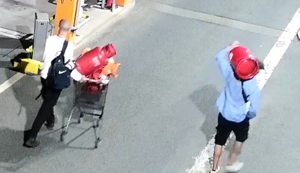 Muži si odvezli tlakové lahve