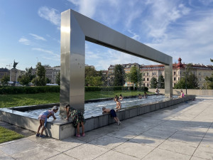 Z brněnské kašny je plovárna. Brňané se i přes zákaz ve vodní díle rochní