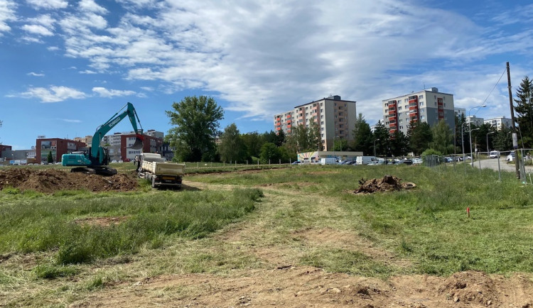 Bystrčtí rodiče se radují. V ulici Nad Dědinou roste nová školka