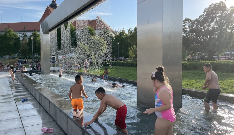 Z oblíbené brněnské kašny je plovárna. Koupat se tam přitom nesmí