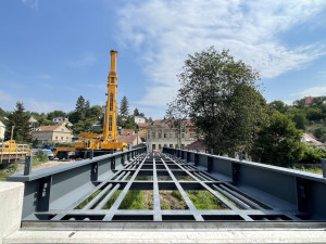 Řeku Svitavu překlenuje v Bílovcích nová železná lávka