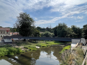 Řeku Svitavu překlenuje v Bílovcích nová železná lávka