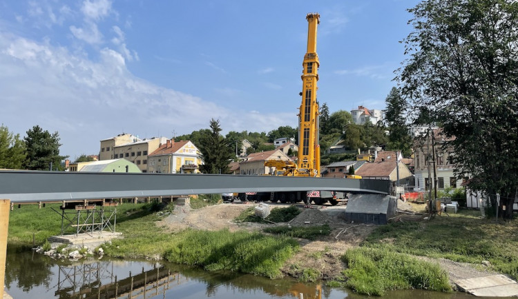Řeku Svitavu překlene v Bílovcích nová železná lávka