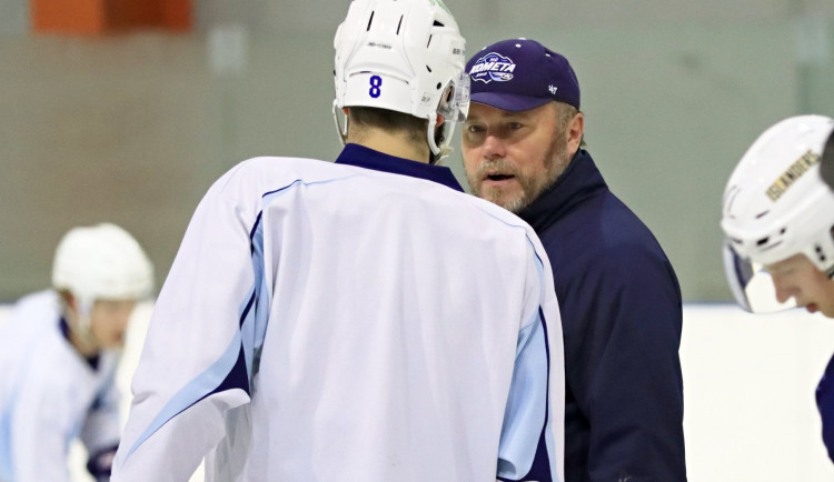 Trenér Martin Pešout dohlíží na trénink