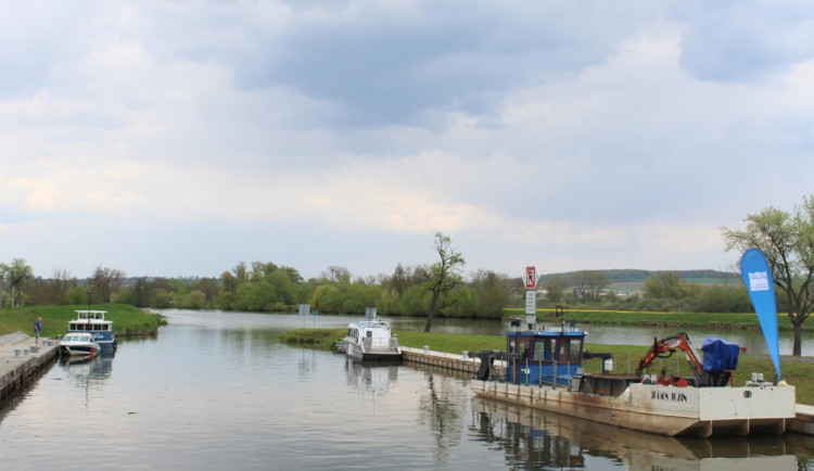 Nízký průtok vody v řece Moravě omezuje plavbu na Baťově kanálu