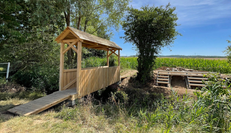 Procházku po polňačce mezi Rosicemi a Ostrovačicemi zpříjemní lidem nový mobiliář