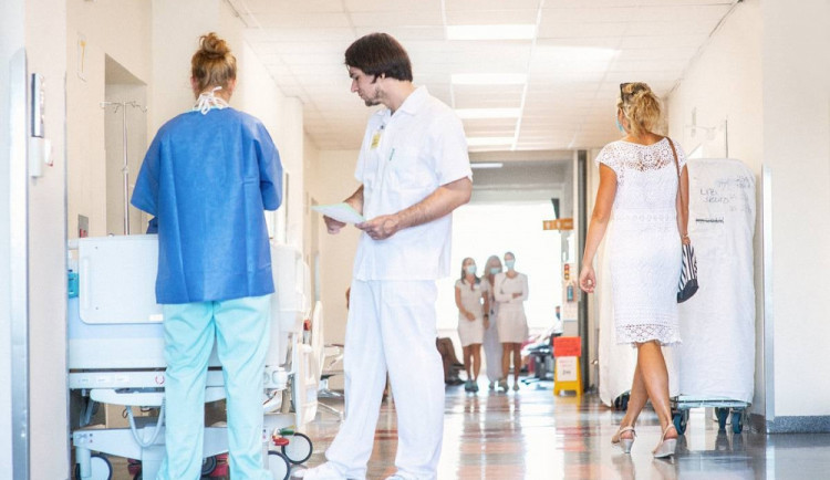 Brněnská fakultní nemocnice zpřísňuje kvůli covidu opatření, omezí návštěvy