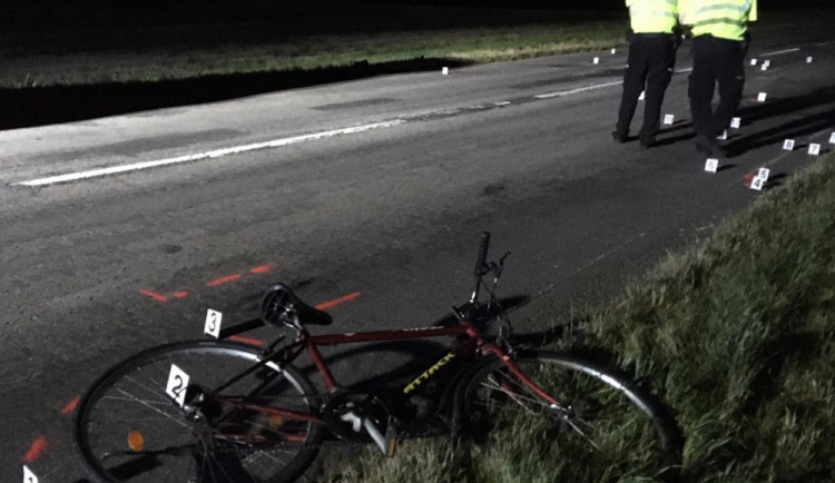 Chyba za chybou. Cyklista havaroval při noční vyjížďce, byl neosvětlen a nadýchal jeden a půl promile