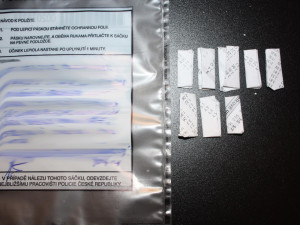 Mladá žena z brněnského Cejlu vytřepala z podprsenky heroin