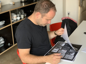 Fotograf z Brna našel u popelnic rozsáhlý fotoarchiv Zbrojovky. Snímky čeká po letech záchrana