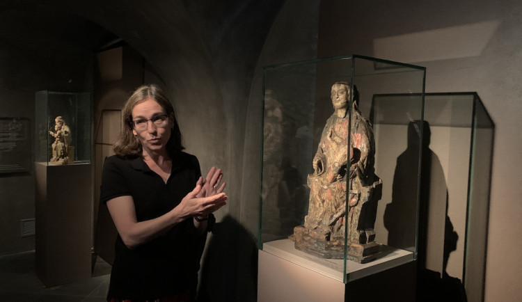 Diecézní konzervátorka Lucie Kolářová představuje Madonu z Klobouk.