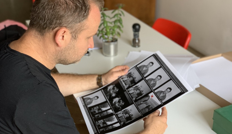 Fotograf z Brna našel u popelnic rozsáhlý fotoarchiv Zbrojovky. Snímky čeká po letech záchrana