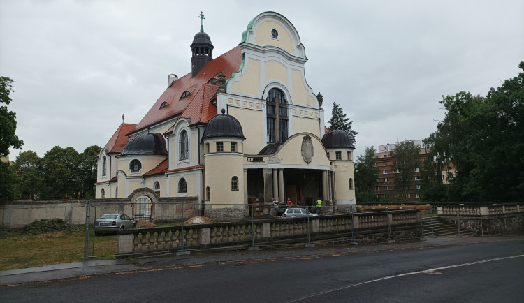 V kostele sv. Máří Magdalény probíhají nepovolené stavební práce. Bez vědomí památkářů