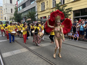 Brno roztančil brazilský karnevalový průvod