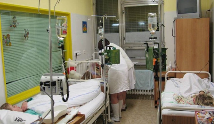 Dětská infekční klinika v Brně je přeplněná, v izolaci s dětmi zůstávají rodiče