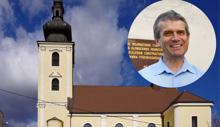 Blansko se po dvaceti letech loučí s oblíbeným farářem. Lidé ho obdarovali elektrokolem