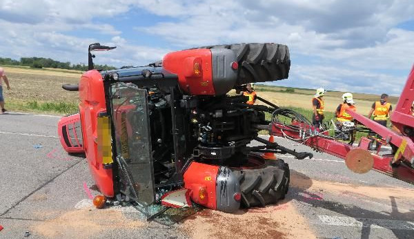 Předjížděla traktor na zákazu předjíždění. Po nehodě jsou tři zranění a milionová škoda