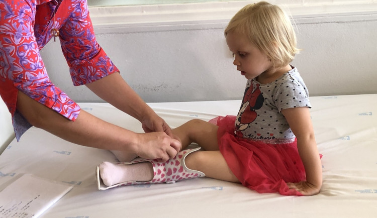 Místo amputace nová metoda. Tonička může díky lékařům z Brna chodit